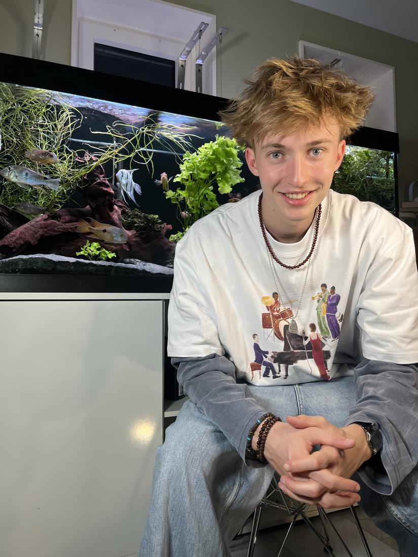 Tavi Bollhalder vor seinen Aquarien